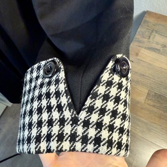 Vintage Black Swing Coat with Contrast Collar and Houndstooth Accents - Picture 6 of 9